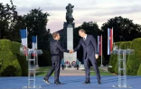 Le président français Emmanuel Macron (à gauche) serre la main de son homologue serbe Aleksandar Vucic à Belgrade le 15 juillet 2019.