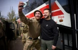 Le président ukrainien Volodymyr Zelensky (à droite) au cours d'une visite à Avdiivka, dans l'est de l'Ukraine, le 18 avril 2023