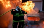 Les pompiers interviennent sur une voiture incendiée pendant des violences à Lille, le 29 juin 2023