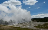 Eruption du geyser Old Faithful dans le parc national de Yellowstone, dans le Wyoming, le 11 juin 2019. Cet été, certains Américains privilégient les grands espaces pour leurs vacances