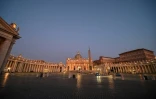 Des voitures de police sur la place Saint-Pierre, le 11 avril 2020 au Vatican