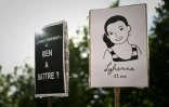 Une pancarte représentant la collégienne Lyhanna (d) lors d'une manifestation devant le palais de justice pour réclamer de nouvelles lois sur la protection de l'enfance, le 8 juin 2026 à Bordeaux, en Girdonde