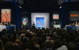 Le commissaire-priseur Oliver Barker prend les enchères lors de la vente de la collection Emily Fisher Landau chez Sotheby's à New York, le 8 novembre 2023