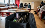 Une mallette contenant les téléphones portables des élèves,  mis de côté pendant les cours, au lycée professionnel Jean Mermoz de Montsoult, le 14 janvier 2026 dans le Val-d'Oise