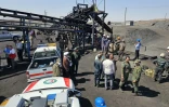 Photo fournie par le Croissant Rouge Iranien (RCS) montrant des membres des forces de sécurité sur les lieux d'une explosion dans une mine de charbon à Tabas, dans la province de Khorasan, le 22 septembre 2024 en Iran