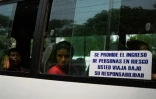Des passagers d'un bus à Tecun Uman, le 17 mai 2022 au Guatemala, à la frontière avec le Mexique