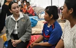 La Première ministre thaïlandaise Paetongtarn Shinawatra s'adresse aux proches des victimes de l'effondrement d'un immeuble en construction à Bangkok, le 2 avril 2025