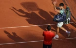 Carlos Alcaraz quitte le court après sa défaite devant Novak Djokovic à Roland-Garros, le 9 juin 2023 