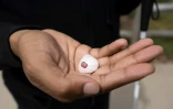 Plutôt qu'une imitation d'oeil, Zion Ricks-Gaines a choisi de décorer sa prothèse oculaire avec le logo de sa marque de skate-board préférée, le 6 mai 2022 à San Francisco 