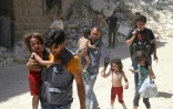 Des enfants évacués le 25 juillet 2016 d'un quartier d'Alep tenu par des rebelles, cible de bombardements aériens