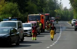 Des pompiers quittent la ville d'Eupen, dans l'est de la Belgique, pour lutter contre un incendie de forêt survenu dans le parc naturel des Hautes Fagnes, le 16 août 2026 