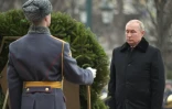 Le président russe Vladimir Poutine assiste à une cérémonie militaire devant la tombe du soldat inconnu, le 23 février 2022 à Moscou