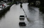 Des voitures submergées dans une zone commerciale de Givors, dans le Rhône, le 17 octobre 2024