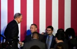 Mike Bloomberg salue ses partisans après son discours lors d'un meeting électoral pour l'investiture démocrate, le 13 février 2020 à Houston
