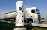 Un poids lourd passe devant un radar "écotaxe", le 16 novembre 2013 à Lisieux
