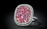 Un diamant rose vendu par Christie's présenté le 25 septembre 2015
