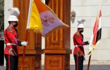 Les drapeaux du Vatican (G) et d'Irak au palais présidentiel de Bagdad le 5 mars 2021