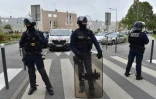 Des policiers dans une rue de Grigny près de la cité de la Grande Borne où deux frères ont été grièvement blessés par balles, le 5 octobre 2017 dans l'Essonne