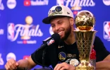 Le meneur des Golden State Warriors Stephen Curry en conférence de presse avec son premier trophée de meilleur joueur de la finale NBA, le 16 juin 2022 à Boston.