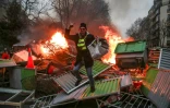 Un "gilet jaune" sur une barricade dressée à Paris le 5 janvier 2019