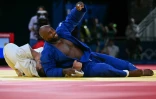 Teddy Riner remporte son combat contre le Japonais Tatsuru Saito et offre le titre olympique à l'équipe de France, dans l'épreuve mixte, le 3 août 2024 à Paris