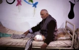 Un homme blessé dans une frappe aérienne reçoit des soins dans un hôpital de fortune dans la Ghouta orientale, une enclave rebelle près de Damas bombardée par le régime syrien le 25 février 2018