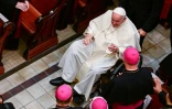 Le pape François arrive pour présider une prière à la Cathédrale Notre-Dame de Québec, au Canada, le 28 juillet 2022.
