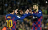 L'attaquant argentin de Barcelone, Lionel Messi, félicité par son coéquipier, le défenseur Gerard Piqué (d), après son penalty marqué lors du match de Liga face à la Real Sociedad, au Camp Nou, le 7 mars 2020