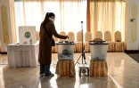 Une électrice glisse vote au second tour de la présidentielle en Moldavie, le 3 novembre Costesti (nord).