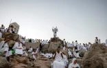 Des pèlerins musulmans prient sur le mont Arafat, étape phare du grand pèlerinage à La Mecque, le 26 mai 2026 en Arabie saoudite