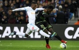 Bouna Sarr (g) lors d'un match avec l'OM face à Guingamp, le 26 novembre 2017 à Marseille