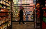 Un client dans un supermarché de Manhattan, à New York, le 28 septembre 2026