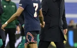 L'attaquant français du PSG Kylian Mbappé (g) et l'entraîneur italien du Real Madrid Carlo Ancelotti à l'issue du 8e de finale retour de Ligue des champions entre les deux clubs, à Madrid, le 9 mars 2022