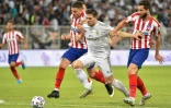 L'attaquant serbe du Real Luka Jovic (c) retenu par le défenseur brésilien de l'Atlético Felipe (d) en finale de la Supercoupe d'Espagne, le 12 janvier 2020 à Jeddah 