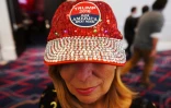 Susan Petty montre sa casquette "Trump" lors de la conférence des conservateurs américains CPAC le 1er mars 2019 à National Harbor, près de Washington