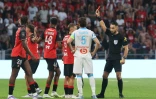 L'arbitre de la rencontre Jeremie Pignard expulse en première période le défenseur marocain Abdelhamid Ait Boudlal (3L) après une intervention en retard sur le Marseillais Pierre-Emerick Aubameyang.