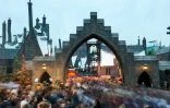 Les fans de l'univers d'Harry Potter se pressent pour inaugurer le mini-parc à thème consacré au célèbre sorcier dans les studios Universal, à Hollywood, le 7 avril 2016
