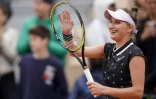 La Tchèque Marketa Vondrousova applaudit les supporters après sa victoire face à la Britannique Johanna Konta en demi-finales de Roland-Garros, le 7 juin 2019