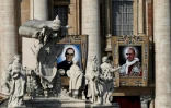 Les portraits du pape Paul VI et de l'archevêque martyr salvadorien Oscar Romero pendant leur cérémonie de canonisation au Vatican le 14 octobre 2018
