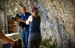 Pascal Orabi, coordinateur du programme LIFE Gyp'Act pour la Ligue de protection des oiseaux (LPO), et une employée du Puy du Fou s'apprêtent à libérer des bébés gypaètes barbus dans le Parc Naturel Régional du Vercors, près de Treschenu-Creyers le 13 juin 2025