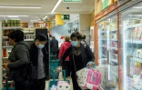Des personnes portant des masques de protection font leurs courses dans un supermarché, le 10 mars 2020 à Madrid, en Espagne