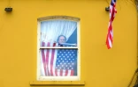 Un drapeau des Etats-Unis est accroché à une fenêtre avant la visite du président Joe Biden, le 7 avril 2023 à Ballina, dans le comté de Mayo, en Irlande