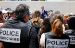 Le président Emmanuel Macron rencontre des policiers lors de la visite du chantier de construction de la prison des Baumettes 3, le 26 juin 2023 à Marseille