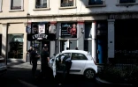 Des policiers fouillent une voiture devant un bar à chicha lors de "l'Opération Colbert" de lutte contre le trafic de tabac, le 1er juin 2023 à Lyon