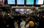 Des usagers à la gare Montparnasse, le 4 décembre 2019 à Paris, à la veille d'une grève nationale sur la réforme des retraites