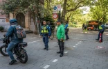 Une personne en fatbike est informée de la nouvelle interdiction à l'entrée d'un parc d'Amsterdam.