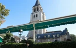 Photographie de l'église de Saint-Germain-des-prés à Paris et de la terrasse du célèbre café Les Deux Magots prise le 3 octobre 2016