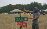 Un militant installe des panneaux signalant la ZAD (Zone à défendre), à la veille du rassemblement contre l'autoroute A69, près de Puylaurens (Tarn), le 7 juin 2024
