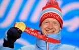 La joie du Norvégien Johannes Boe, champion olympique de la mass-start, lors de la cérémonie protocolaire aux Jeux de Pékin, le 19 février 2022 à Zhangjiakou