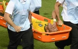 Neymar, blessé en quarts de finale face à la Colombie lors du Mondial, à Fortaleza, le 4 juillet 2014